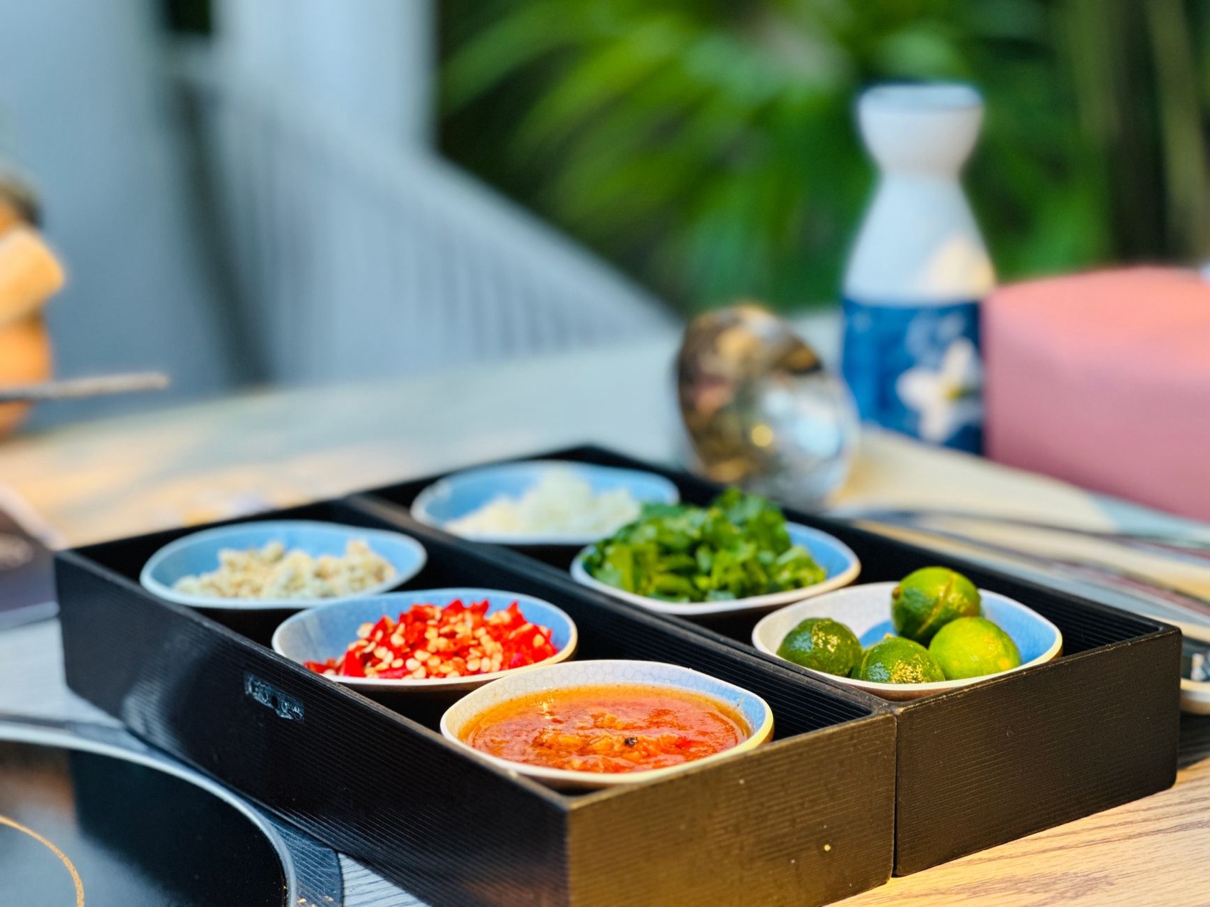 Chili, lime og urter i små skåle