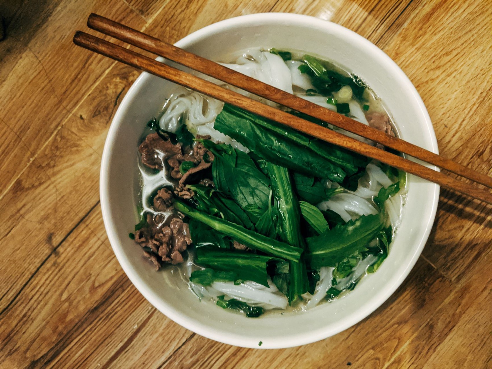 Skål phở på bordet