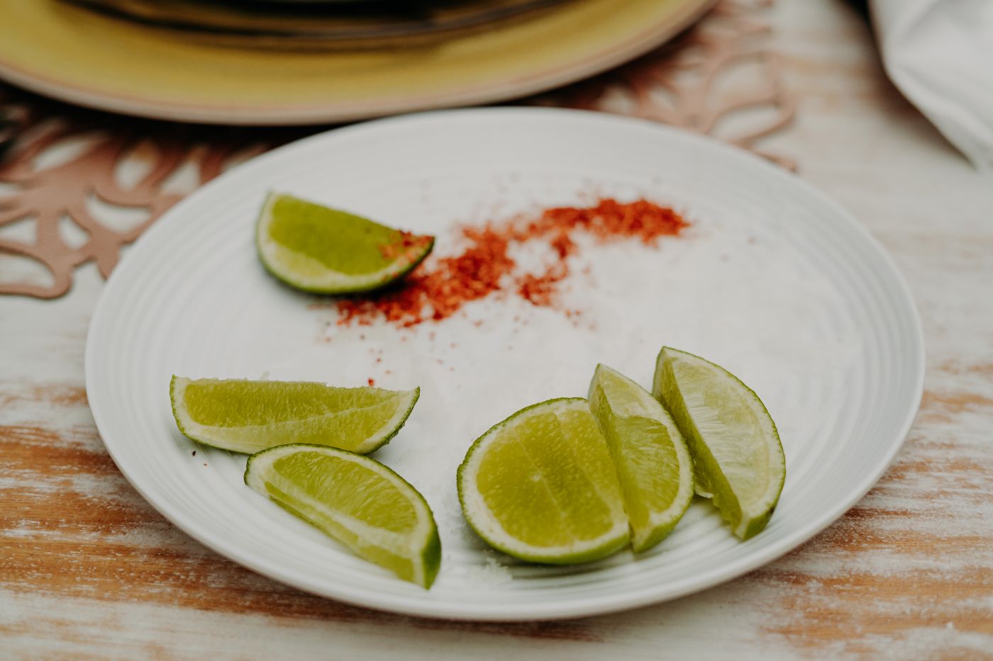 Limebåde og chili på et fad